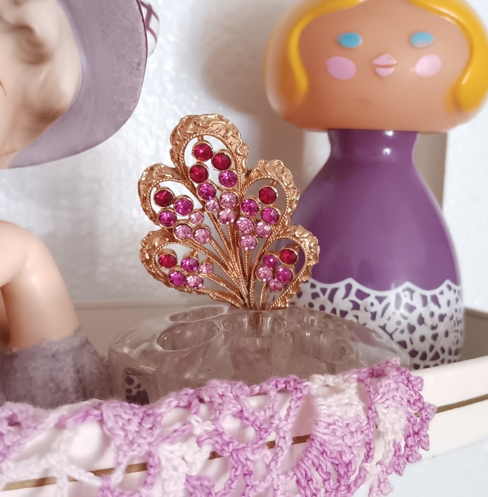 PINK CORO BROOCH